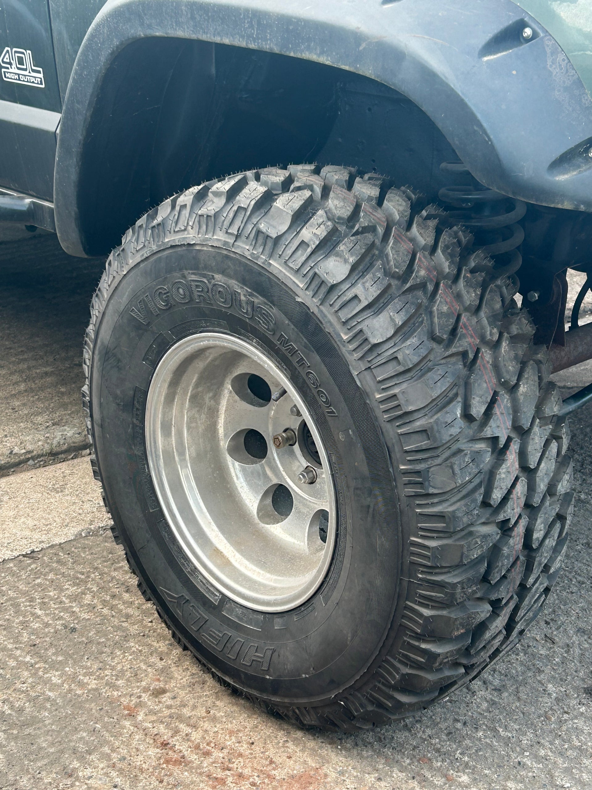 15” chrome alloys with 33” tyres