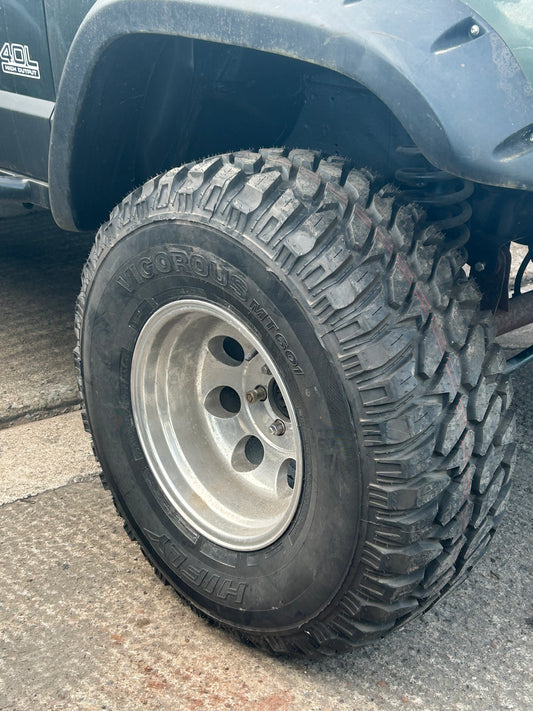 15” chrome alloys with 33” tyres